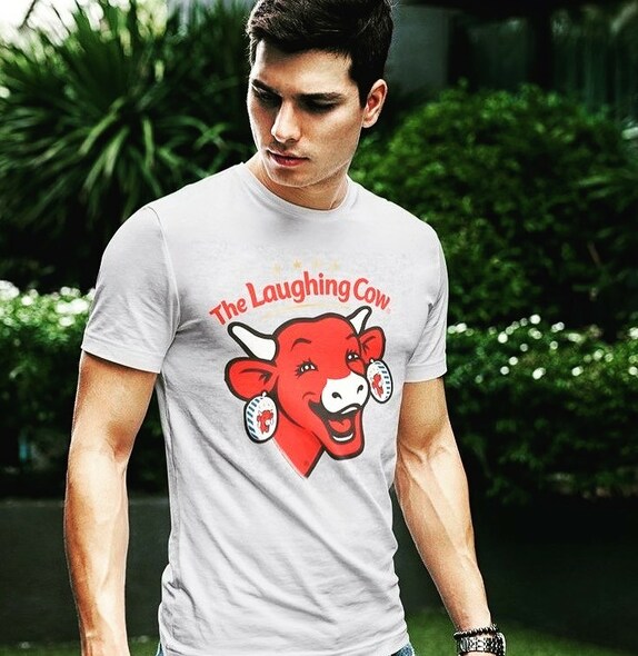The perfect #summer #outfit : #thelaughingcow #tshirt by @teeluv_1897 😍.
.
#teeshirt #tshirtdesign #licensing #licensee #apparel #textile #trendy #trendylook #fashion #lookoftheday #textiledesign #teeluv
